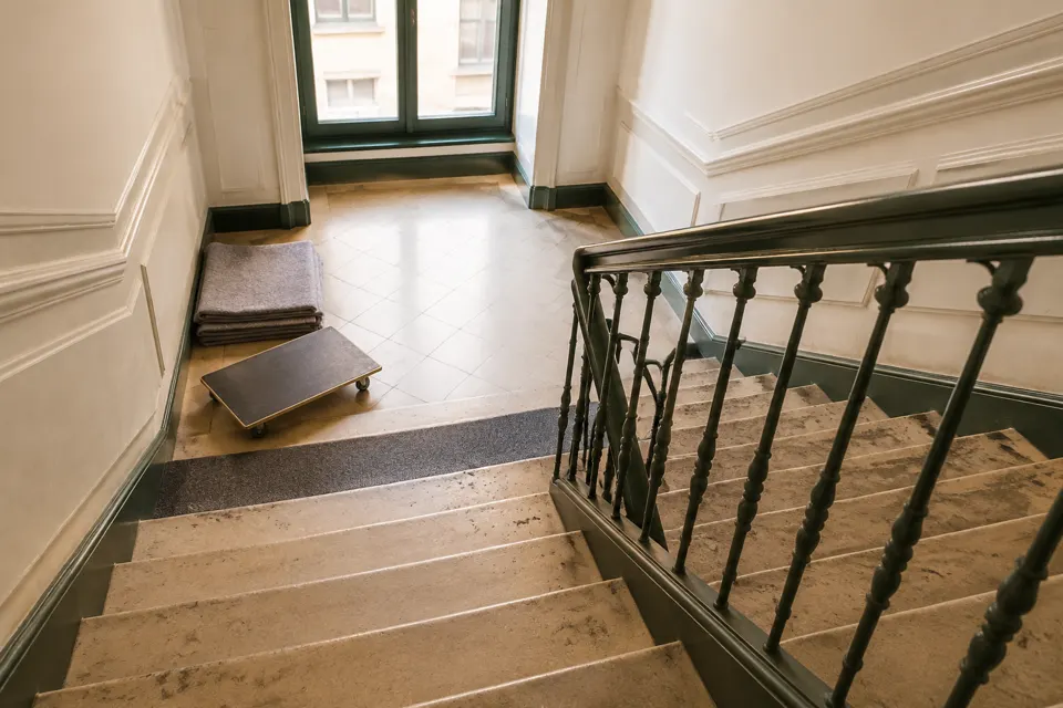 Symbolbild: Stiegenhaus und Trageweg in einem Altbau